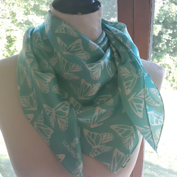 Lladro silk scarf - Picture 6 of 7